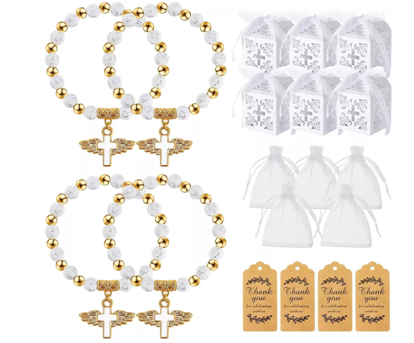 Pulseras de bautizo con cruz dorada, cajitas caladas, bolsas de organza y etiquetas