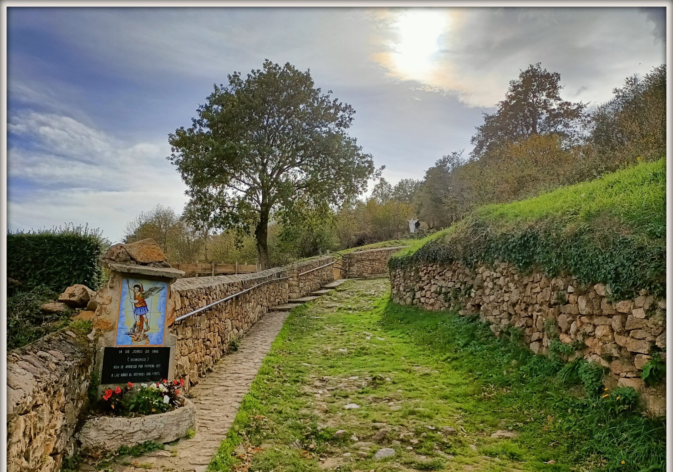Acceso asfaltado hacia Los Pinos
