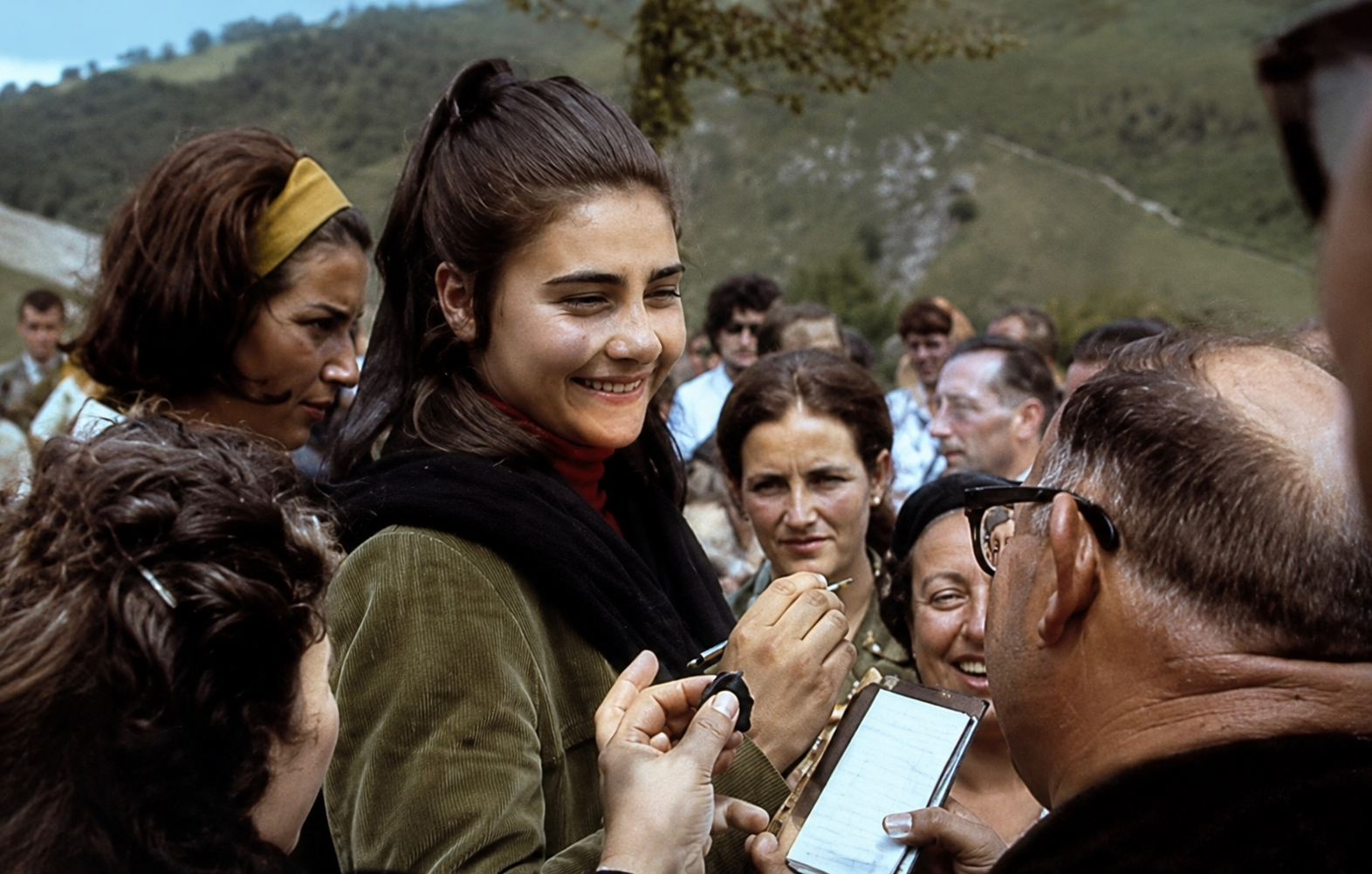 Conchita González firmando autógrafos