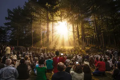 Multitud reunida en el pinar de Garabandal ante una gran luz en el cielo